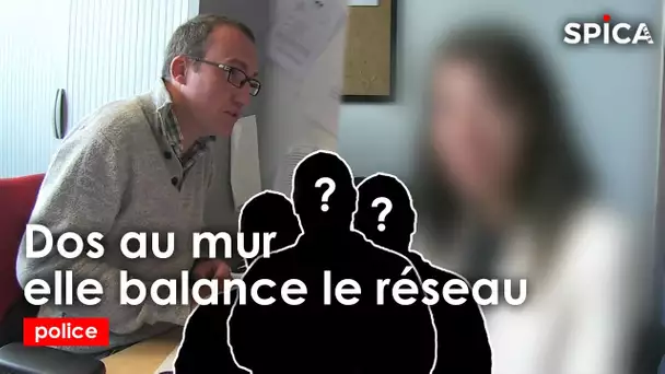 Dos au mur, elle balance le réseau
