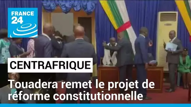 Réforme constitutionnelle en Centrafrique : le président remet officiellement le projet de loi