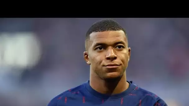 Kylian Mbappé fête son anniversaire avec ses coéquipiers qui lui font un drôle de...