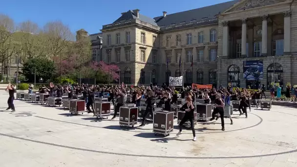 Haka des intermittents à Rouen pour protester contre la réforme de l'assurance chômage