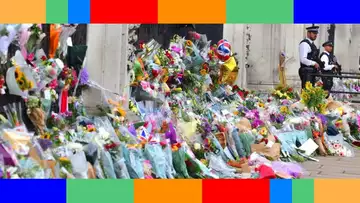 Mort d'Elizabeth II : que vont devenir les bouquets déposés devant les grilles du palais de Buckingh