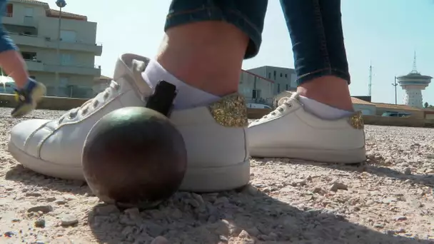 Palavas : une technique simple pour ramasser sa boule de pétanque sans se baisser... un aimant