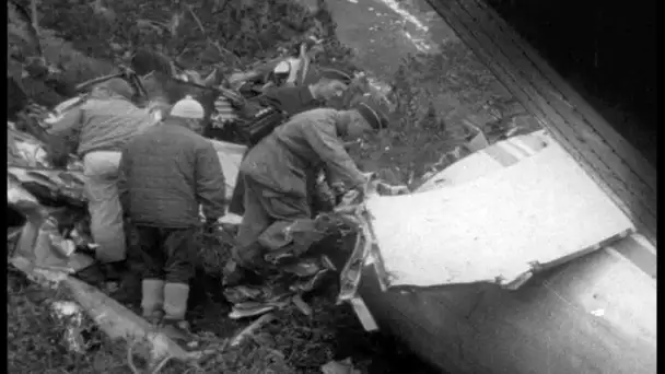 Pyrénées: des bénévoles retirent les débris d'un avion qui s'est crashé il y a 62 ans sur le Canigou