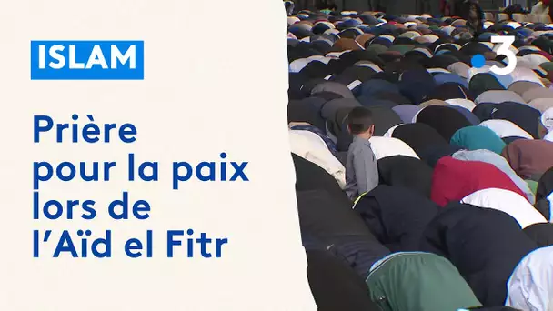 Une prière pour la paix pour marquer la fin du ramadan lors de l'Aïd el Fitr