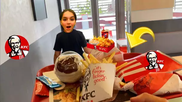 OMAR MANGE POUR LA PREMIÈRE FOIS DE SA VIE AU KFC !😜🤩 ( C'est pas hallal)