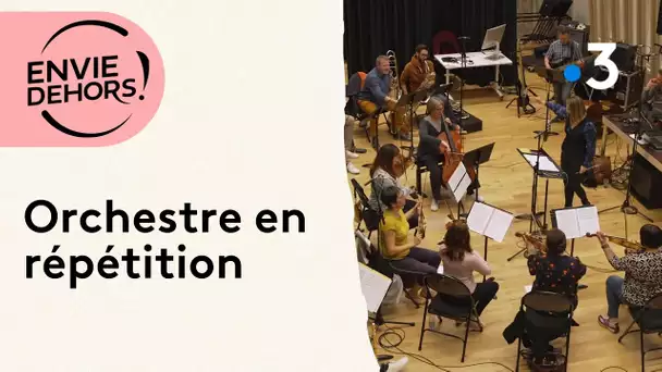 Chloé Meyzie dirige l'ensemble instrumental de la Mayenne