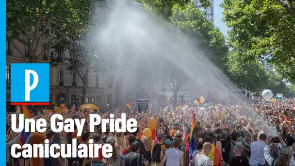 Gay Pride sous la chaleur à Paris : beaucoup d&#039;eau... Et peu de vêtements !