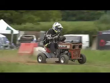 Des Britanniques s'affrontent dans une course de tondeuses à gazon