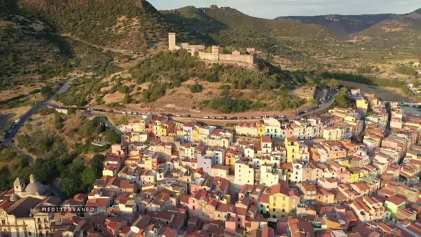 MEDITERRANEO – Le village de Bosa en Sardaigne, réputé pour ses couleurs pastel et son château