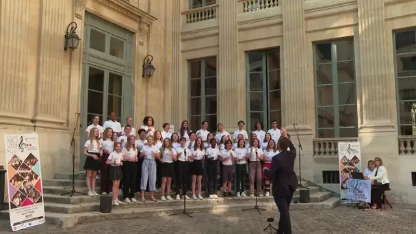 Jean-Michel Blanquer fait venir une chorale de Poitiers au ministère avant la passation de pouvoirs