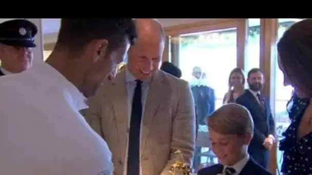 Prince George met la main sur le trophée de Wimbledon alors que William plaide "Ne le laisse pas tom