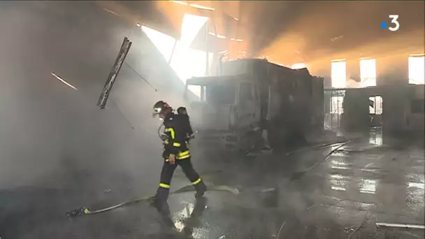 Un violent incendie a entièrement détruit un entrepôt Suez de 700 m2.