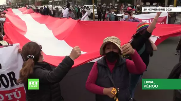 Des partisans du président péruvien Pedro Castillo manifestent contre la tentative de destitution