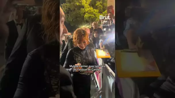 Mylène Farmer est allée à la rencontre de ses fans au Festival de Cannes.