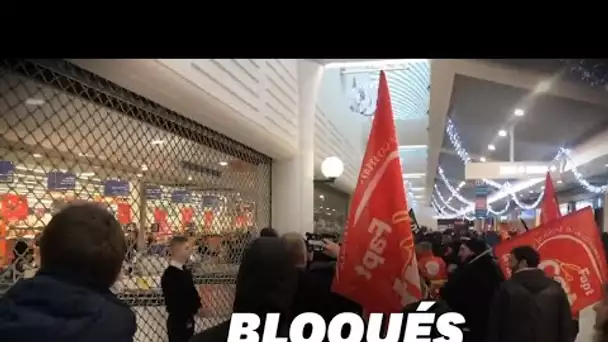 Les clients d'un Leclerc bloqués derrière des grilles par l'avancée de manifestants