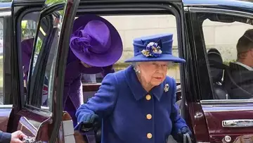 Elizabeth II : à 95 ans, elle marche désormais avec une canne