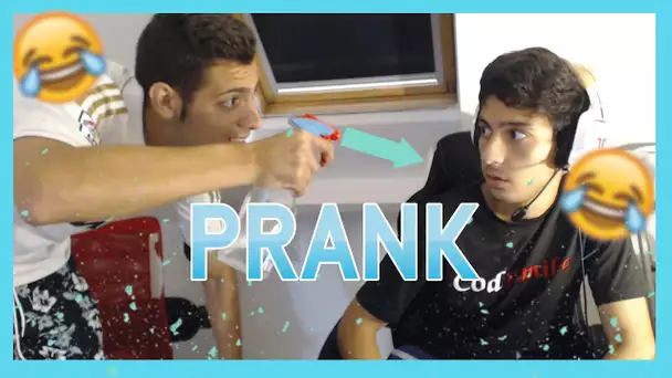 JE LUI METS DU PRODUIT PENDANT QU&#039;IL JOUE ! PRANK