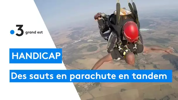 Des sauts en parachute en tandem pour personnes handicapées