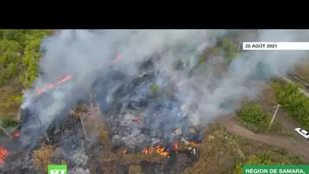 Russie : les pompiers maîtrisent des feux de forêt à proximité des villes dans la région de Samara