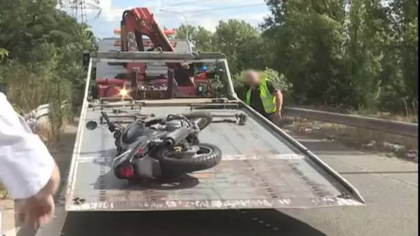 Une motarde loupe la sortie d'autoroute et finit sur un brancard