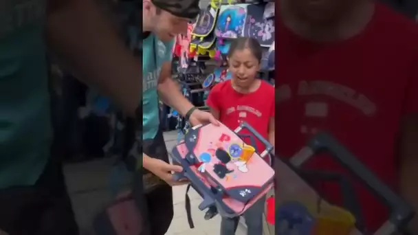 Elle achète ses fourniture scolaire les yeux bandés 😥