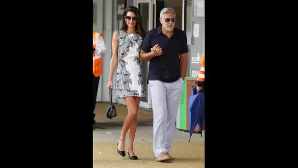 Amal Clooney en mini-robe au bras de George Clooney : arrivée ultra glamour à la Mostra de Venise