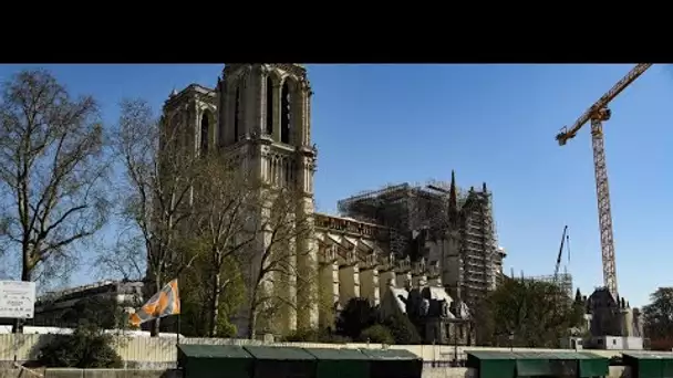 Un an après l'incendie de Notre-Dame de Paris, le Vendredi saint célébré dans une cathédrale déserte