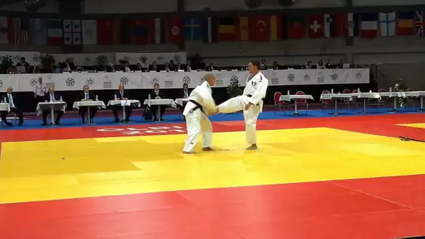 Démonstration de kata par des champions du monde de kata
