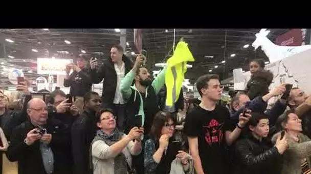 Un gilet jaune interpelle Macron dans la foule et l'invite à "sortir de sa bulle"