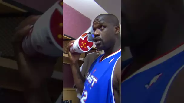 “Flash Right Here!” 📞Shaq shows off his “shoe phone” to Dwayne Wade at the 2005 ASG! 🤣| #Shorts