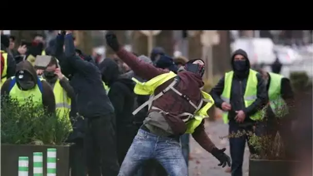 Des Foulards rouges prêts à affronter des Gilets jaunes