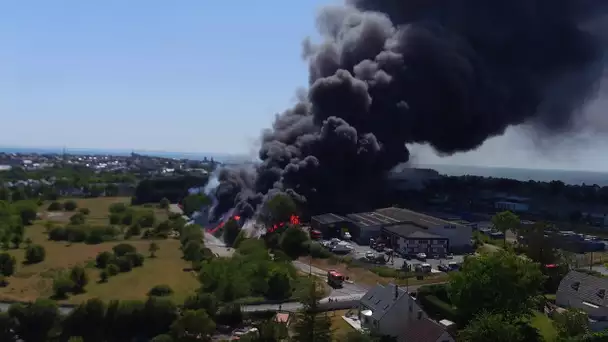 Important incendie à Donville-les-Bains : images des sapeurs-pompiers de la Manche