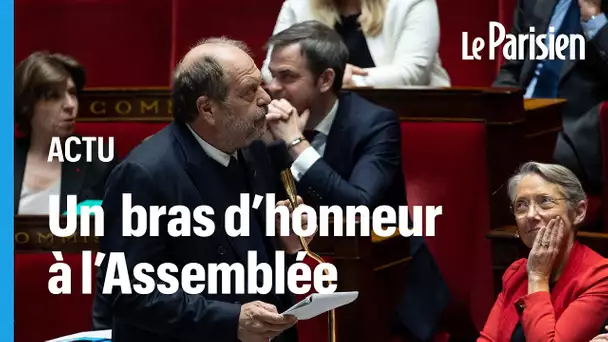 Le ministre Éric Dupond-Moretti fait deux bras d’honneur à l’Assemblée nationale