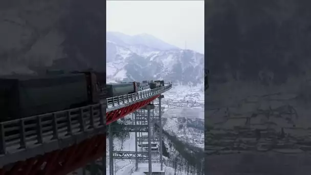 Chine : La peur de glisser sur un pont metalique de 100m de haut