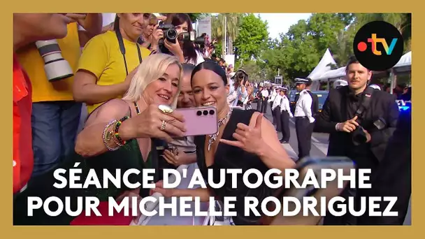 #Cannes2025. Michelle Rodriguez en pleine séance d'autographes avant sa montée des marches
