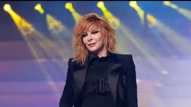 La chanteuse Mylène Farmer victime d'une violente chute en pleine rue... le bilan est...