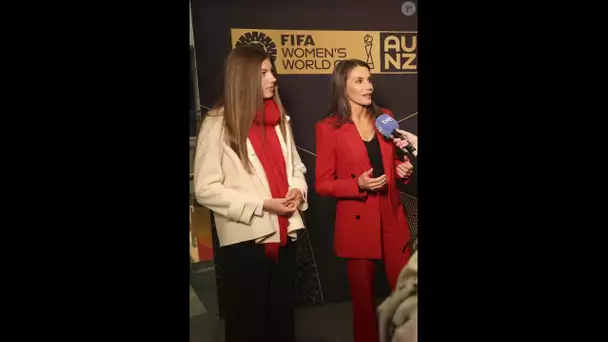 Letizia d'Espagne très chic avec sa fille Sofia qui a piqué le manteau de sa mère pour la victoire