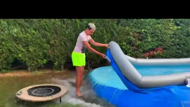 JE MET DES COUPS DE COUTEAU DANS LA PISCINE DE MON GRAND FRÈRE...