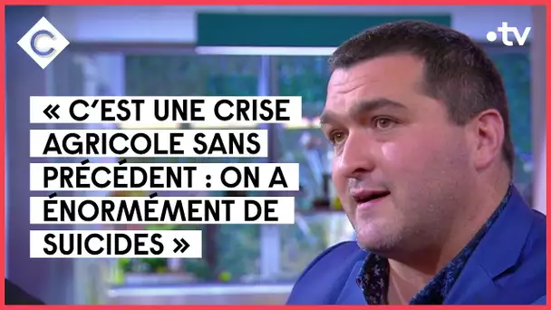 Un cabaret pour sauver la dernière ferme de la commune - C à Vous - 05/05/2022