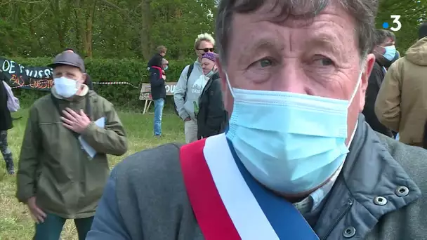 Des centaines d'opposants à l'autoroute Castres-Toulouse manifestent à Teulat, dans le Tarn