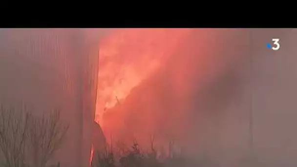 Faits divers : incendie spectaculaire de l'entreprise de logistique Caillot à Bailleul