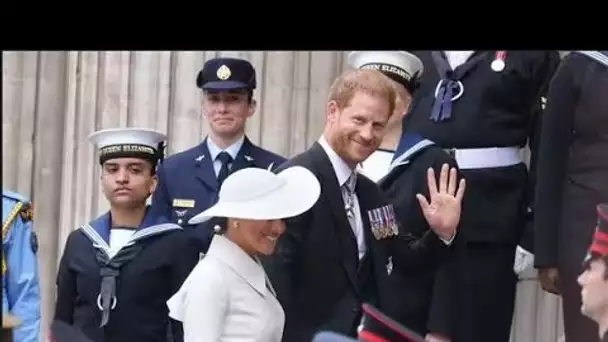 Harry et Meghan devraient s'élever au-dessus de "la mesquinerie et de l'envie" et assister au couron