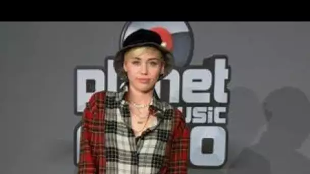 Miley Cyrus célèbre les quatre ans de  Malibu , sa chanson d#039;amour pour Liam Hemsworth… Sandra