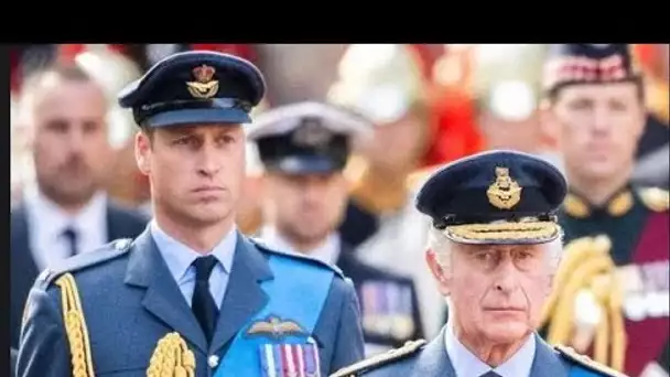 Le prince William et le roi Charles n'ont "jamais été plus proches" malgré l'invitation au couronnem
