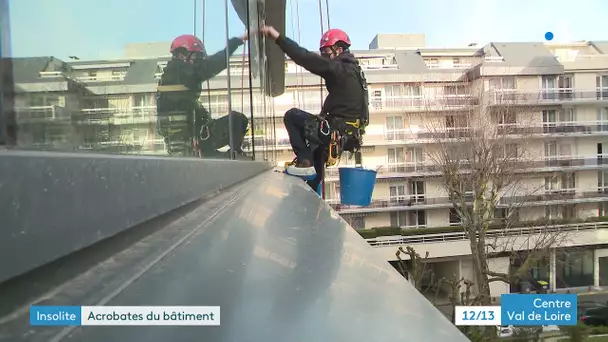 Tours : découverte du métier d'acrobates du bâtiment, ces cordistes qui descendent en rappel