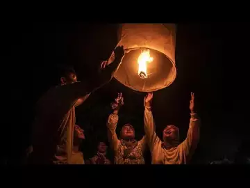 Indonésie: des centaines de lanternes ont illuminé le ciel pour la fête du Bouddha à Borobudur