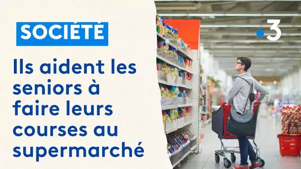 Des étudiants aident les seniors à faire leurs courses