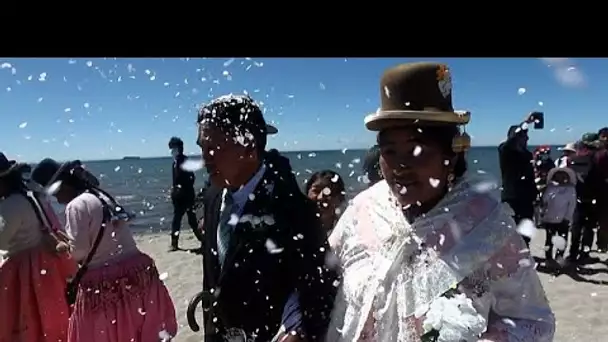 51 couples se marient lors d'une cérémonie ancestrale au bord du lac Titicaca
