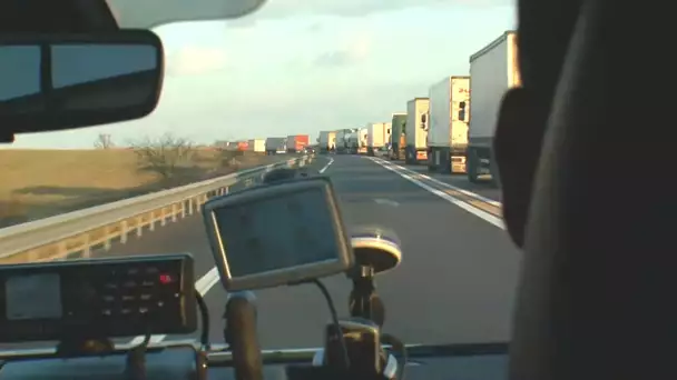 Une file interminable de poids lourds à remonter