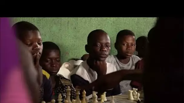 Nigeria : les échecs pour apprendre aux enfants d'un bidonville de Lagos à réussir • FRANCE 24